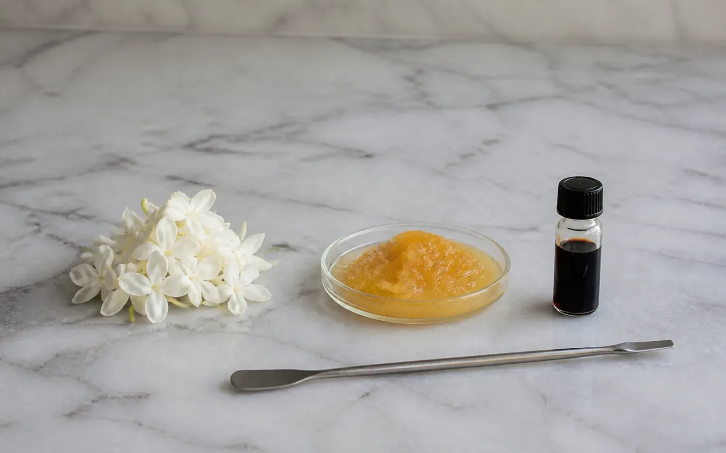 Flores, concreto aromático e absoluto mostrando etapas da extração por solvente