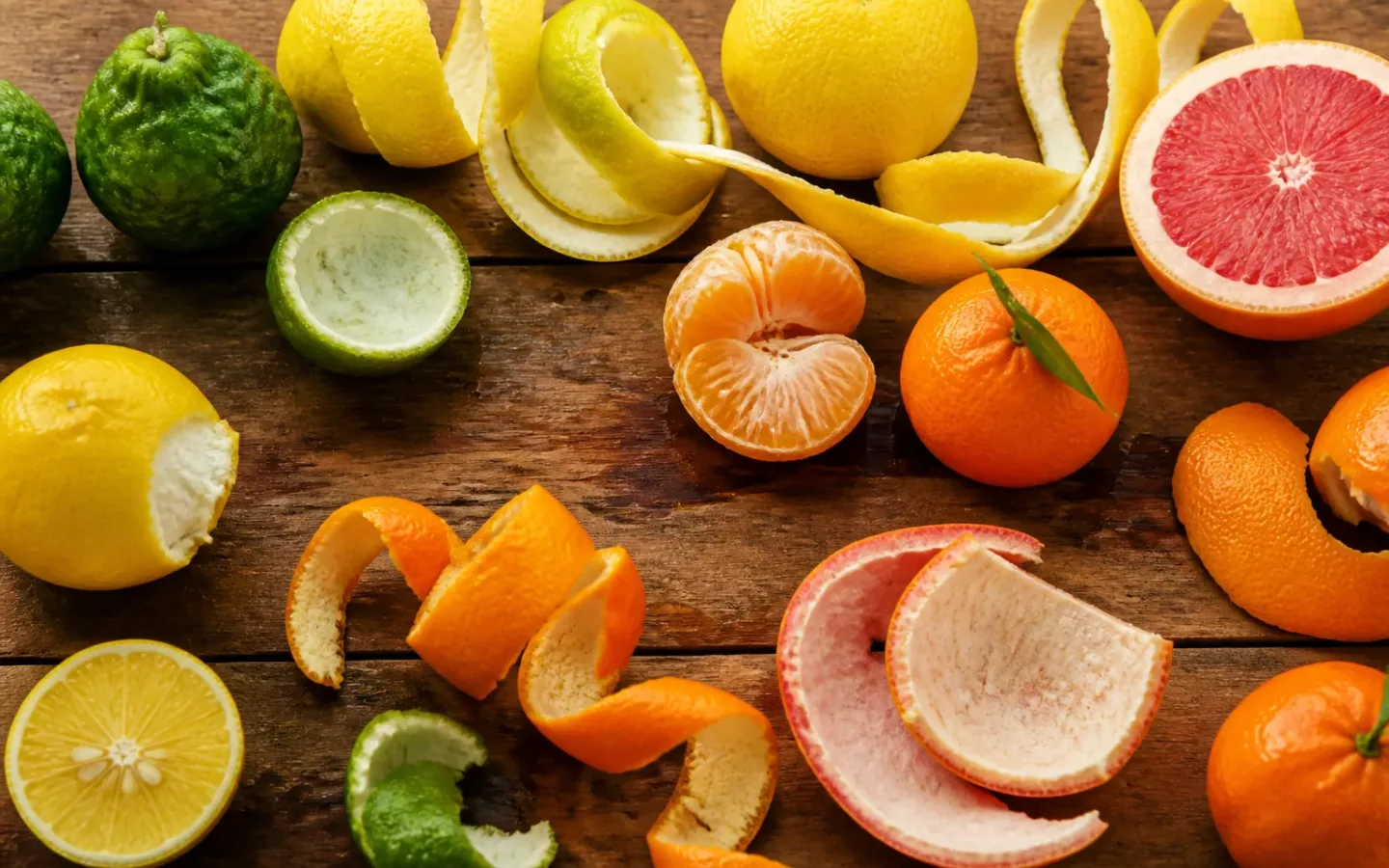 Cascas de bergamota, limão, laranja e mandarina mostrando diferentes facetas cítricas